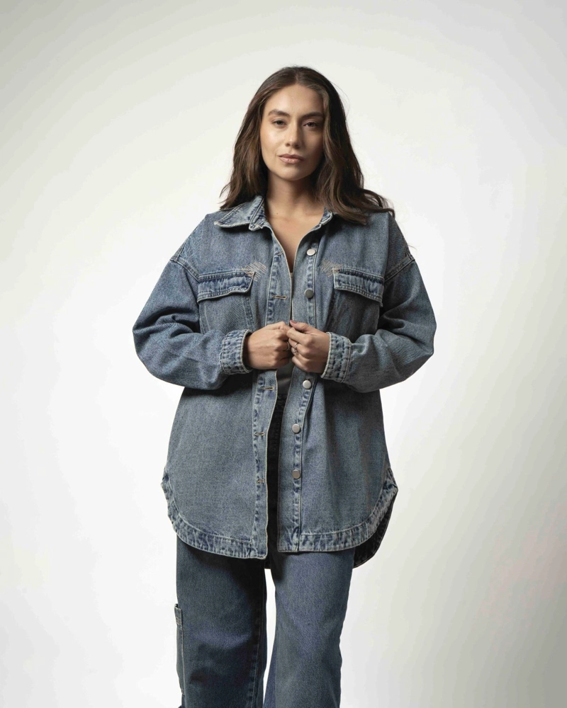 SOBRECAMISA DENIM OVERSIZE AZUL DESGASTE AMARILLO MOMCHIC AZUL - 1