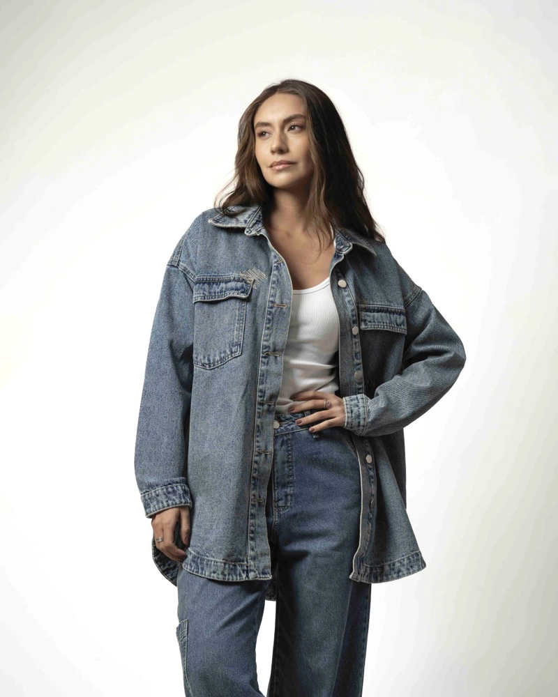 SOBRECAMISA DENIM OVERSIZE AZUL DESGASTE AMARILLO MOMCHIC AZUL - 5
