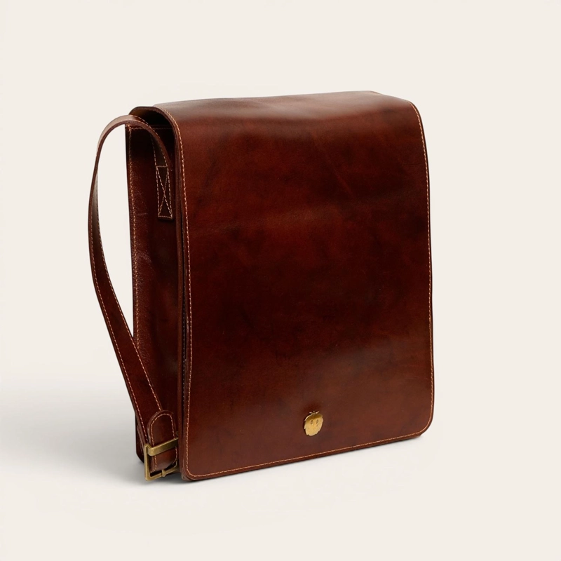 BANDOLERA BOLSO DE CUERO UNISEX LAUTARO OLKI - CASTAÑO - 1