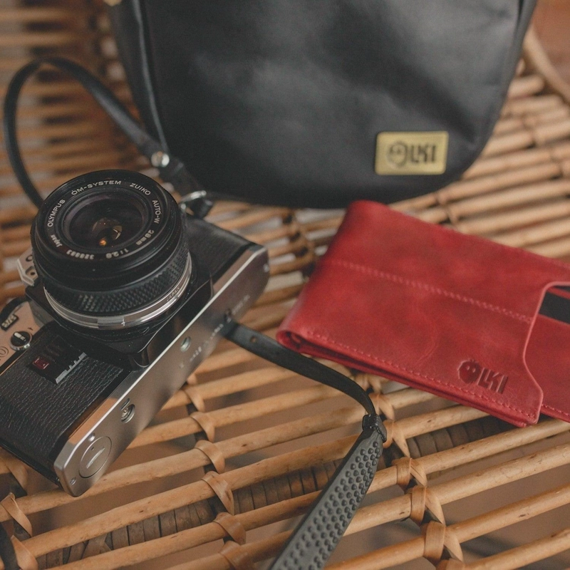BILLETERA DE CUERO CON TARJETERO REMOVIBLE OLKI ANCOA - ROJO - 2