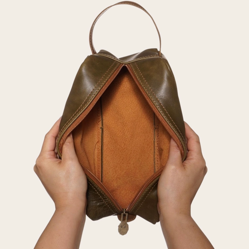 NECESER ESTUCHE DE CUERO UNISEX LOA OLKI - VERDE CON CARAMEL - 5