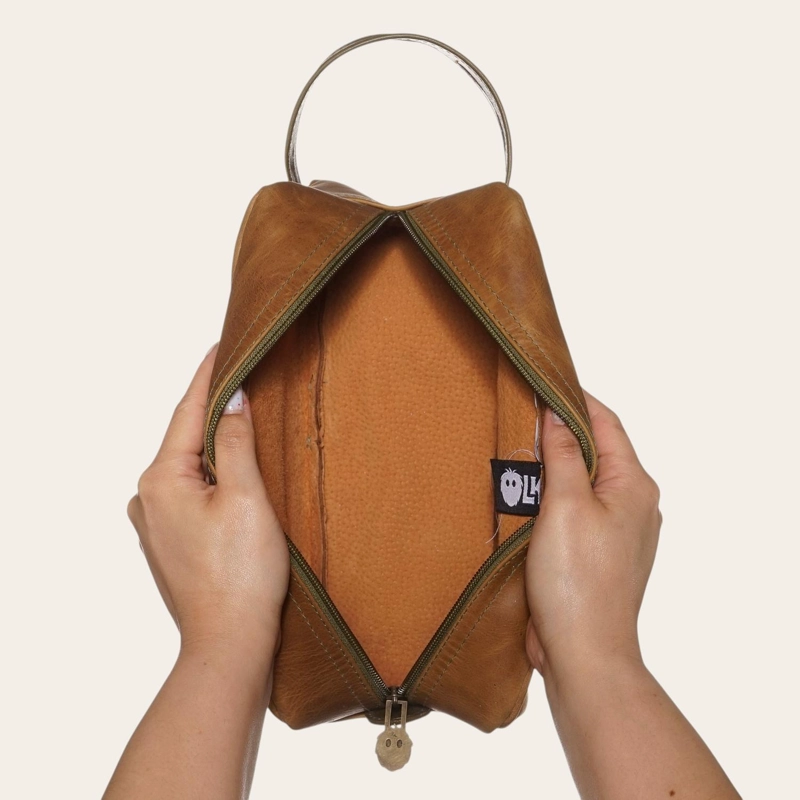 NECESER ESTUCHE DE CUERO UNISEX LOA OLKI - CARAMEL CON VERDE - 5