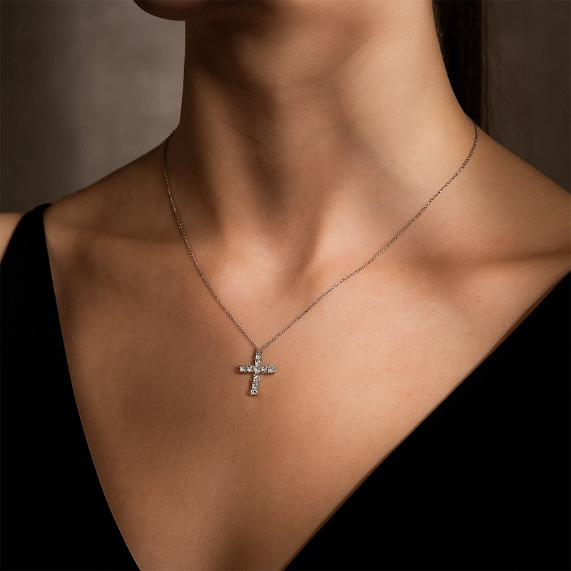 COLLAR CRUZ DE PLATINO CON BRILLANTES. - 2