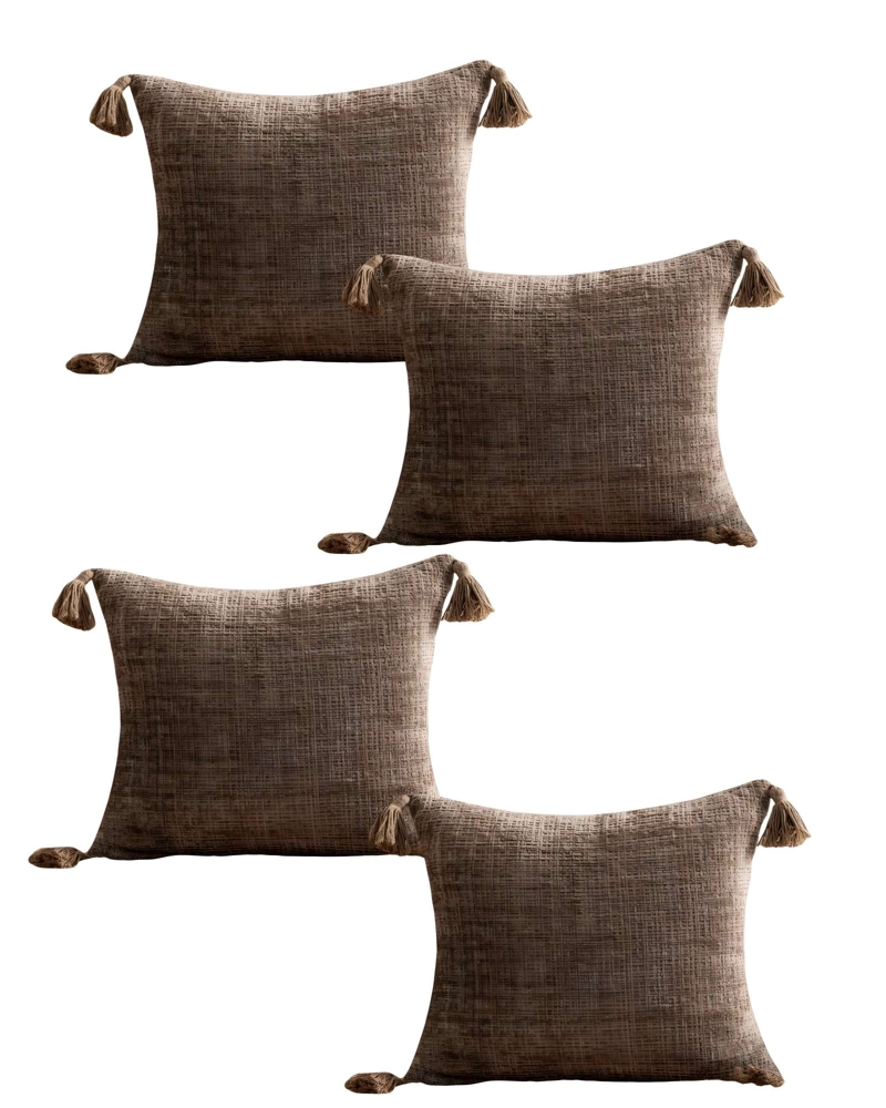 JUEGO DE 4 FUNDAS DE COJIN CHENILLE CON BORLAS 45X45 CAFE - 1