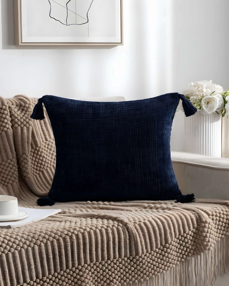 JUEGO DE 4 FUNDAS DE COJIN CHENILLE CON BORLAS 45X45 AZUL OSCURO - 3