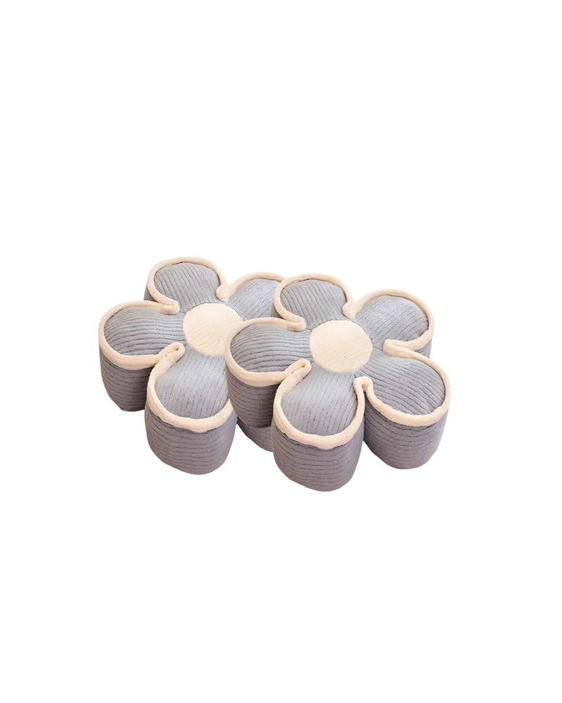 JUEGO DE COJINES DECORATIVOS EN FORMA DE FLOR COLOR GRIS CON BORDE BEIGE - 1