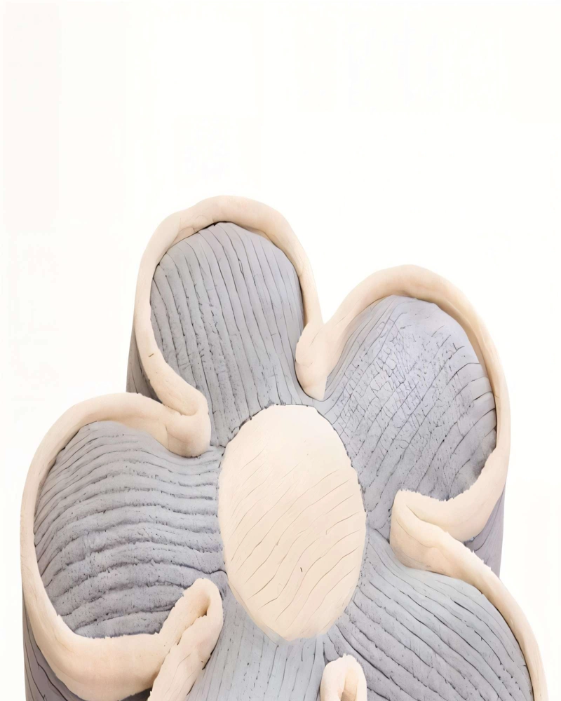 JUEGO DE COJINES DECORATIVOS EN FORMA DE FLOR COLOR GRIS CON BORDE BEIGE - 2