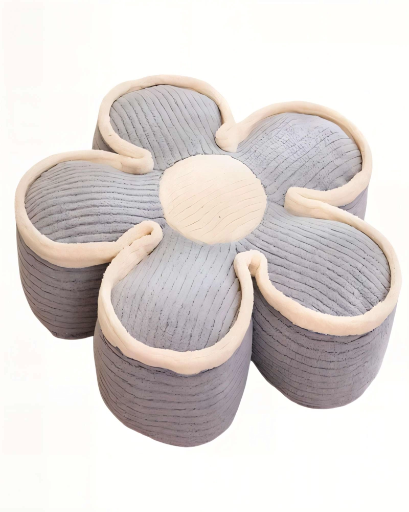 COJIN EN FORMA DE FLOR ACANALADO COLOR GRIS CON BORDE BEIGE - 1