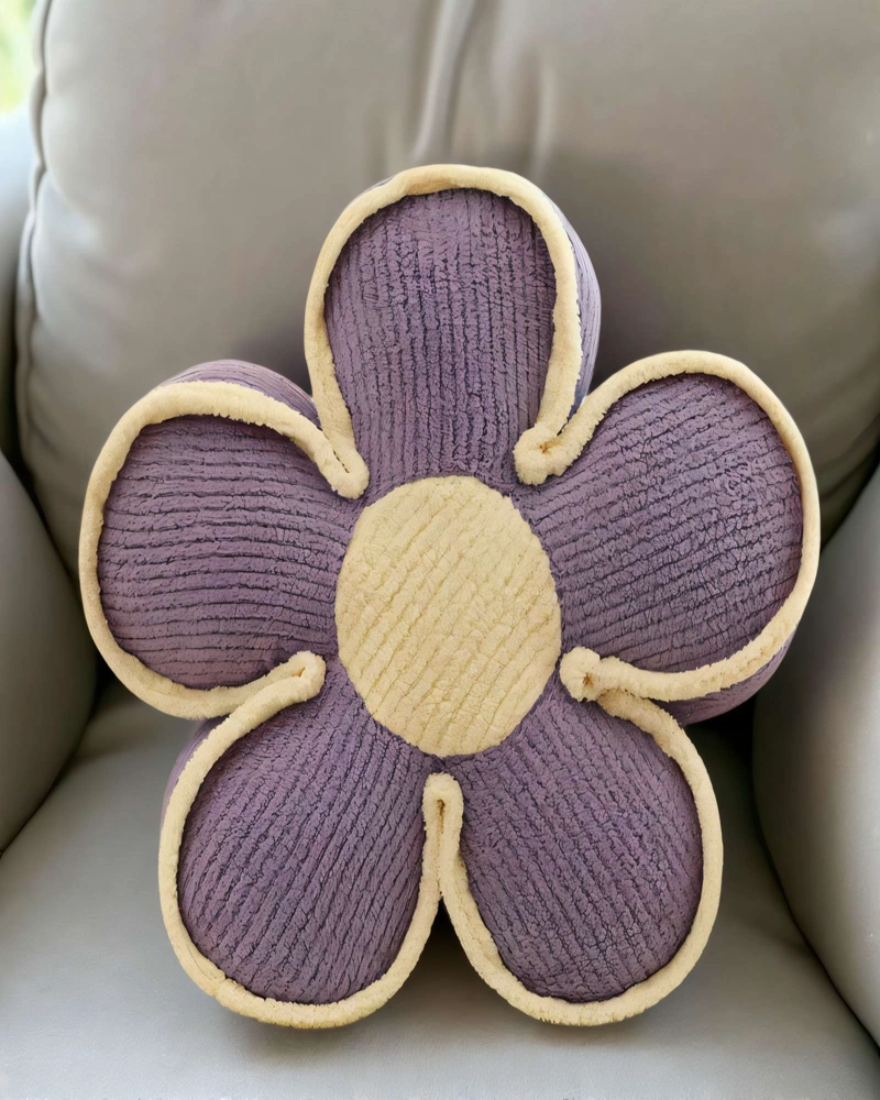 JUEGO DE COJINES DECORATIVOS EN FORMA DE FLOR  COLOR MORADO CON BORDE BEIGE - 4