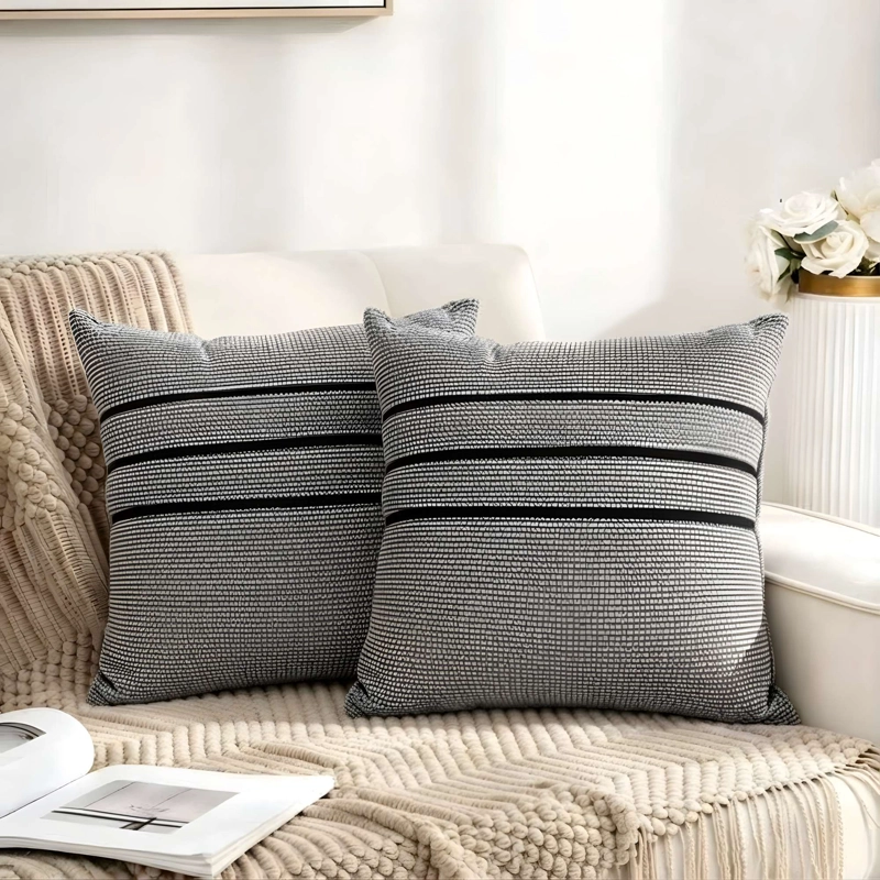 CONJUNTO DE 2 FUNDAS DE COJIN CON DISEÑO DE RAYAS COLOR GRIS - 1
