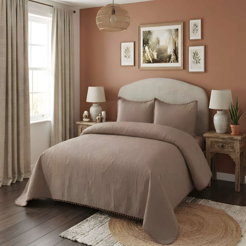 CUBRECAMA VERSATIL CON POMPONES 2 PLAZA COLOR MARRON - 1