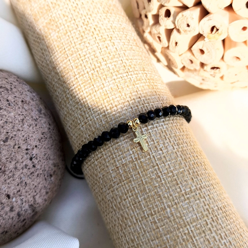 PULSERA CON CRISTALES NEGROS Y CRUZ BAÑADA EN ORO 24K - 1