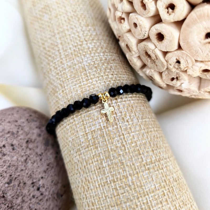 PULSERA CON CRISTALES NEGROS Y CRUZ BAÑADA EN ORO 24K - 2