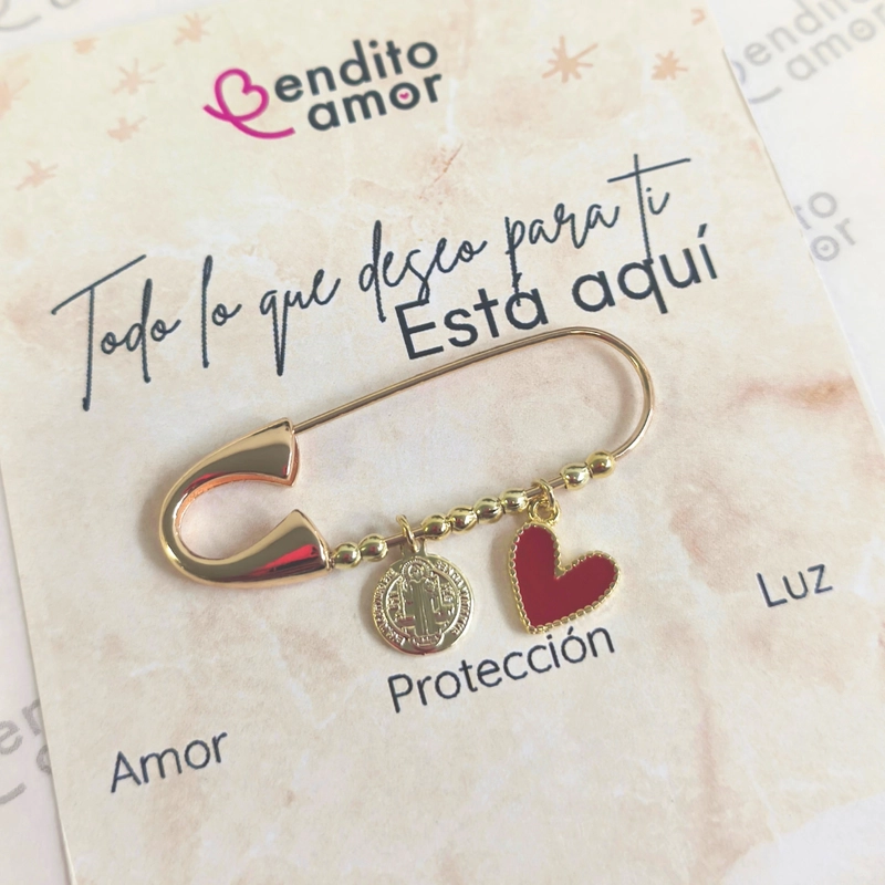 PRENDEDOR PROTECCION ORO SAN BENITO Y CORAZON ROJO - 1
