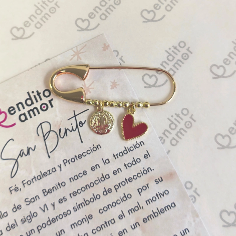 PRENDEDOR PROTECCION ORO SAN BENITO Y CORAZON ROJO - 2