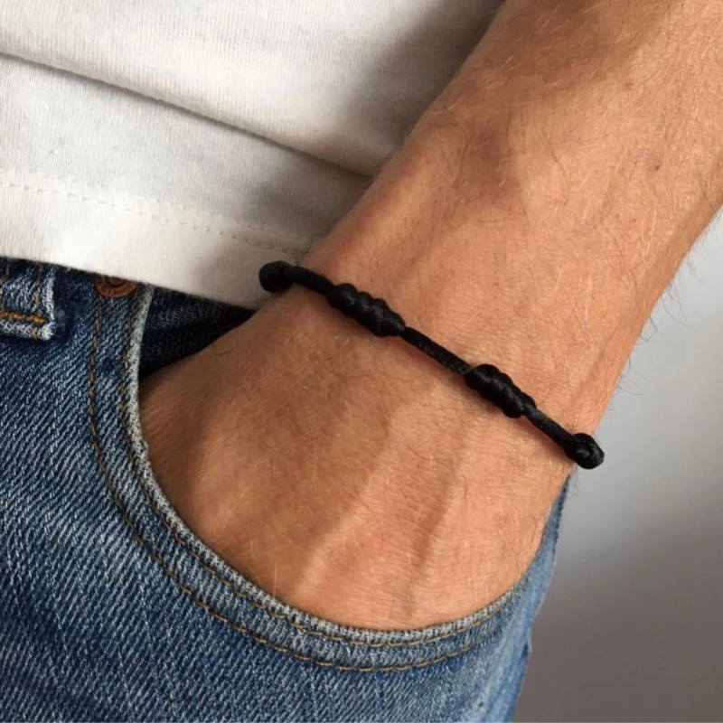 PULSERA DE HILO NEGRO AJUSTABLE – 7 NUDOS DE PROTECCION - 1