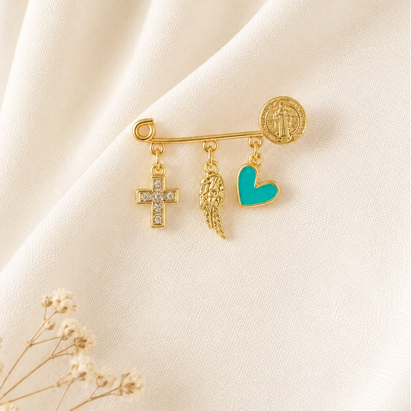 PRENDEDOR SAN BENITO BAÑADO EN ORO — CON CRUZ DE CIRCONES, ALITA DE ANGEL Y CORAZON TURQUESA - 2