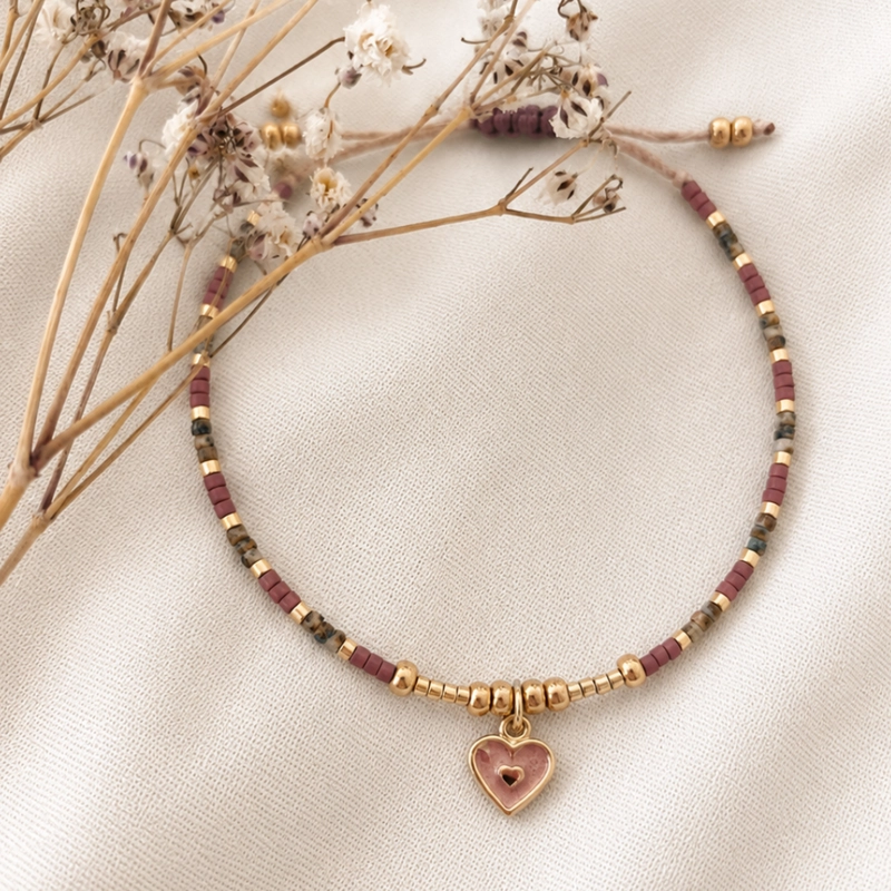 PULSERA MIYUKI AJUSTABLE EN TONOS TIERRA CON DIJE DE CORAZON BAÑADO EN ORO – EL AMOR QUE TE SOSTIENE - 1