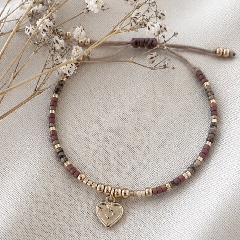PULSERA MIYUKI AJUSTABLE EN TONOS TIERRA CON DIJE DE CORAZON BAÑADO EN ORO – EL AMOR QUE TE SOSTIENE - 2