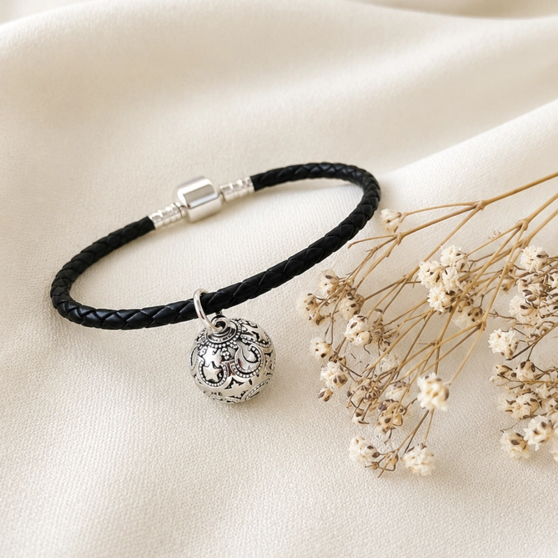 PULSERA DE CUERO NEGRO CON LLAMADOR DE ANGELES DE PLATA 925 – PROTECCION QUE SE ESCUCHA - 1