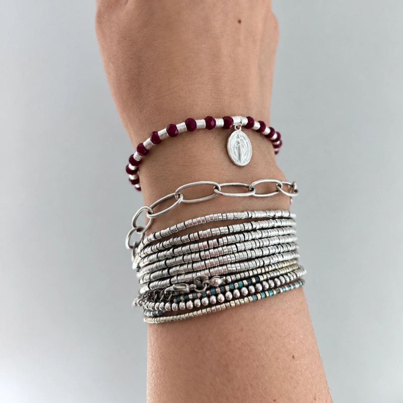 PULSERA ELASTICADA DE CRISTALES ROJOS Y MOSTACILLAS DE PLATA CON MEDALLA VIRGEN MILAGROSA - 2