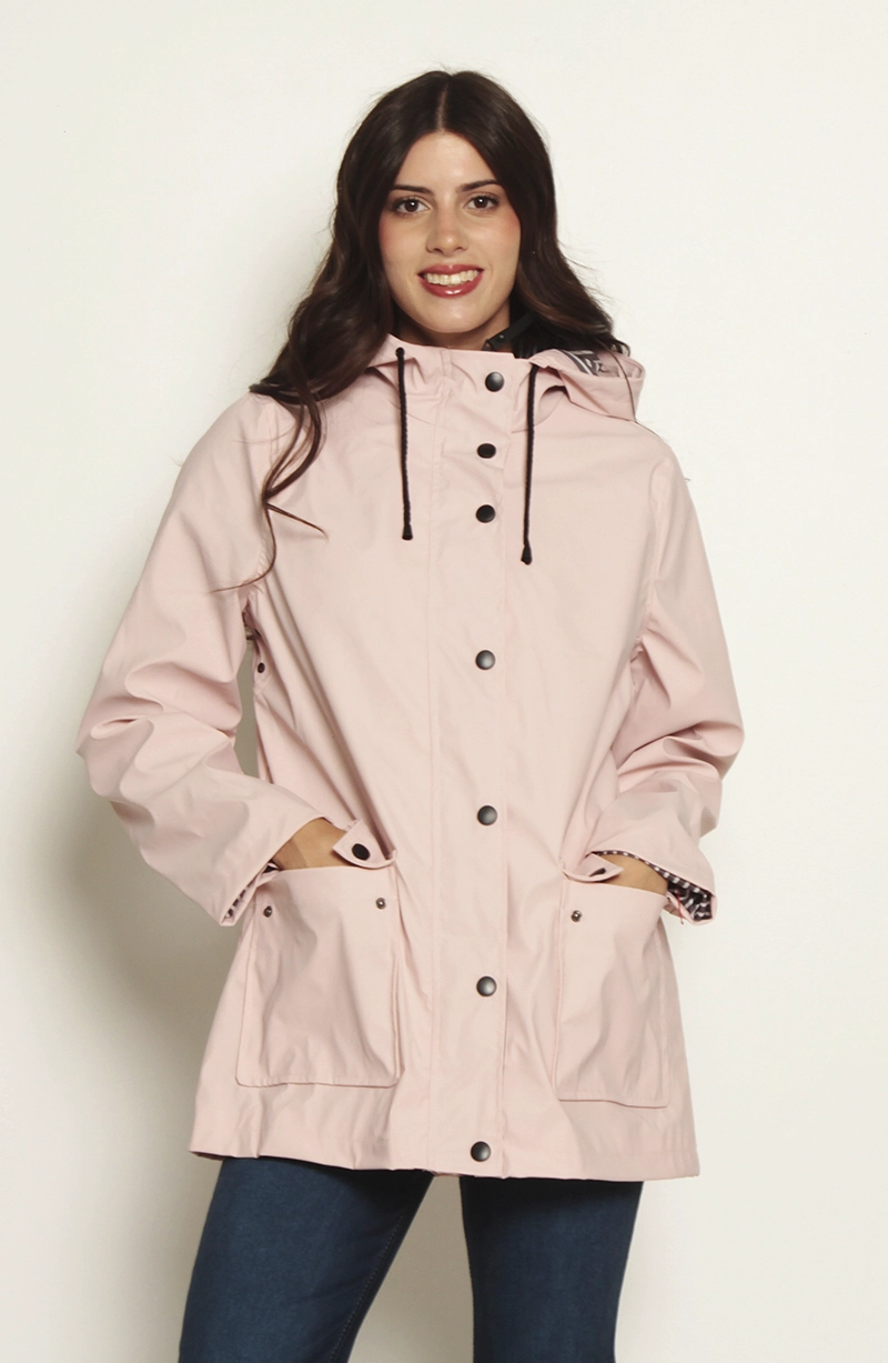 CHAQUETA IMPERMEABLE CON CAPUCHA Y BOLSILLOS - 1