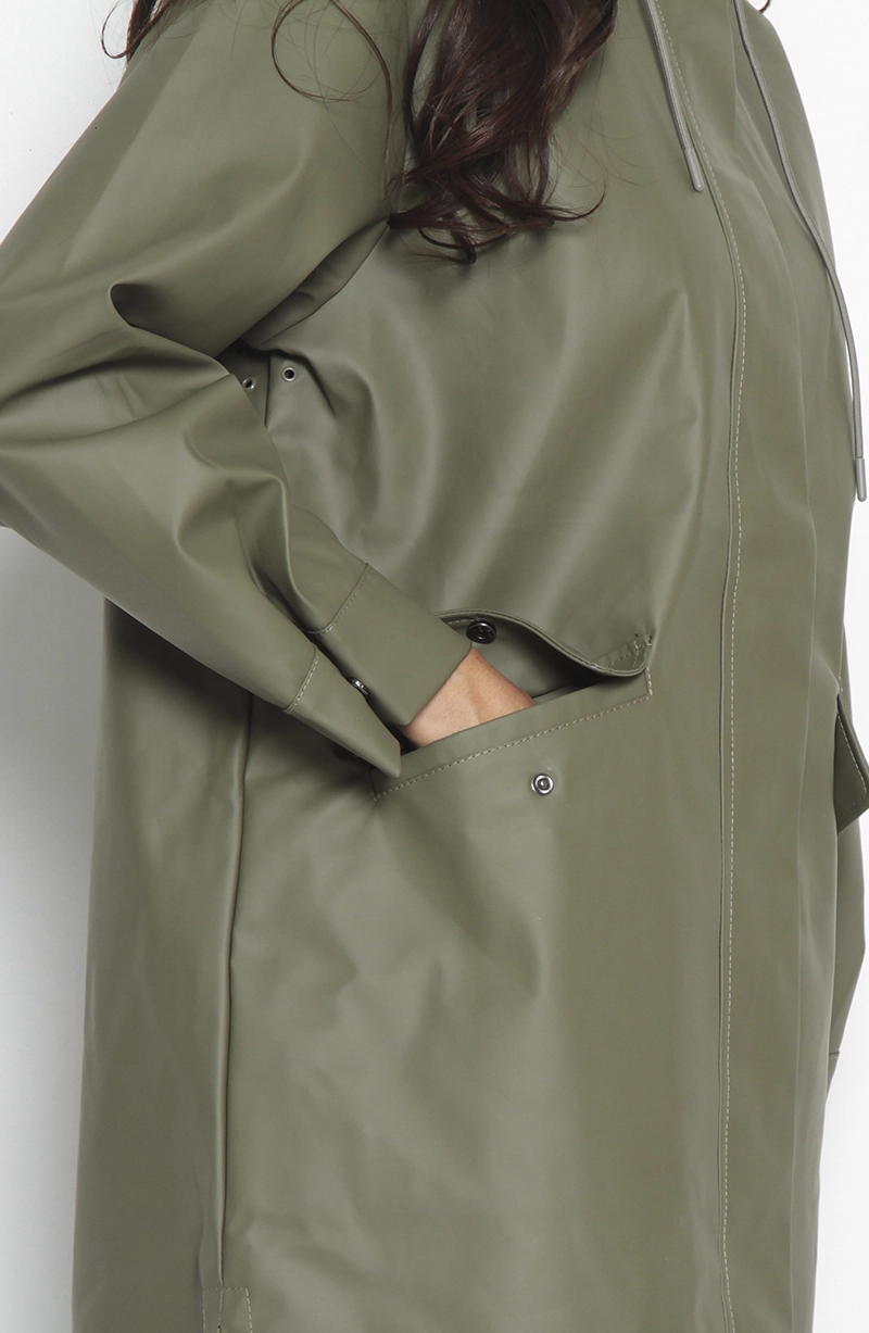 CHAQUETA IMPERMEABLE SOLIDA CON CAPUCHA Y BOLSILLOS - 3