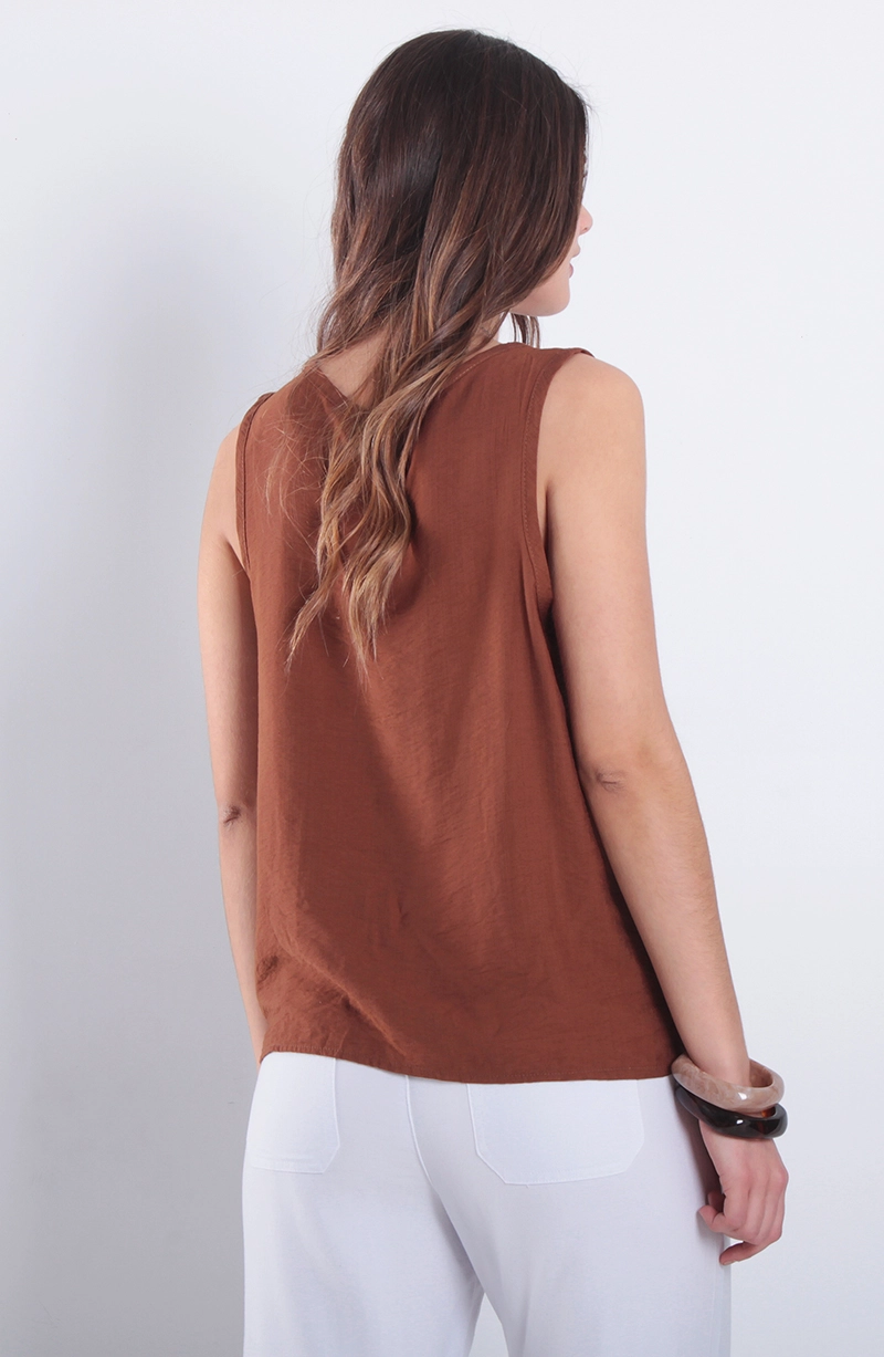 BLUSA SIN MANGA ABOTONADA EN DELANTERO ESCOTE V Y NUDO - 4