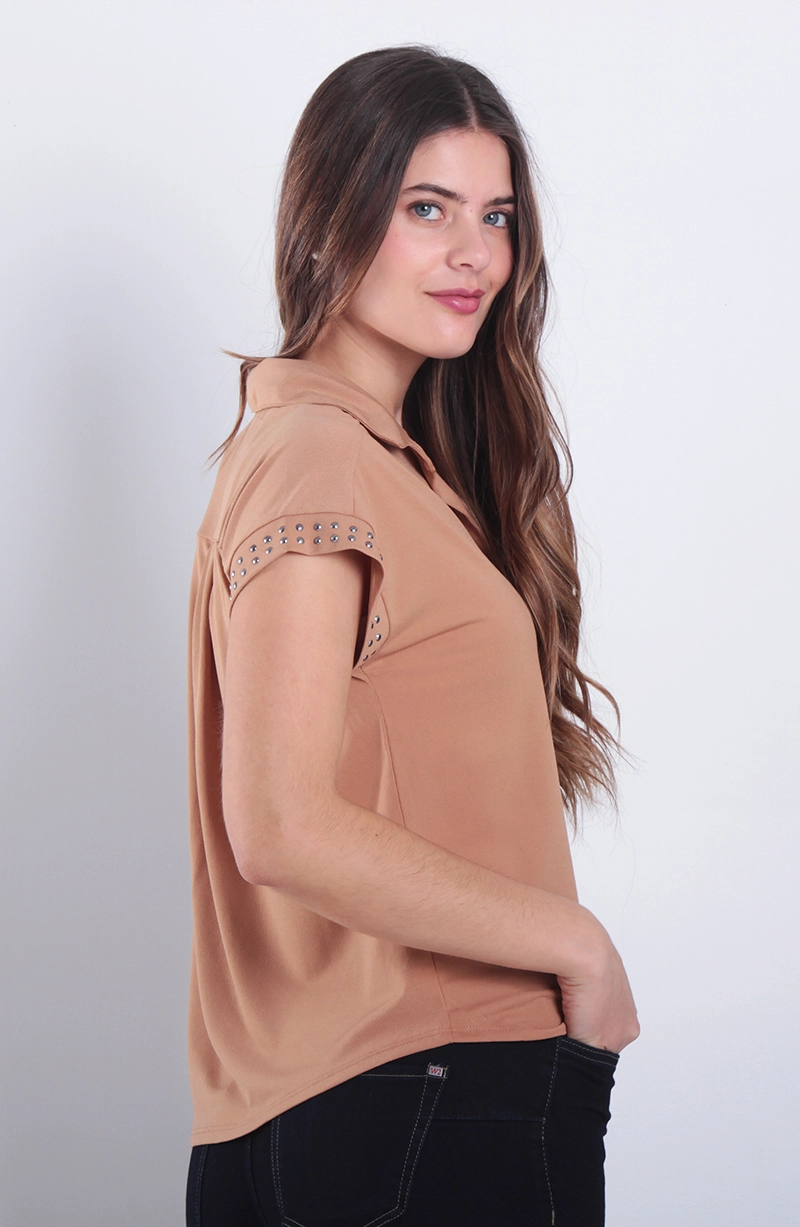 BLUSA MANGA CORTA ABOTONADA EN DELANTERO Y APLICACION - 4