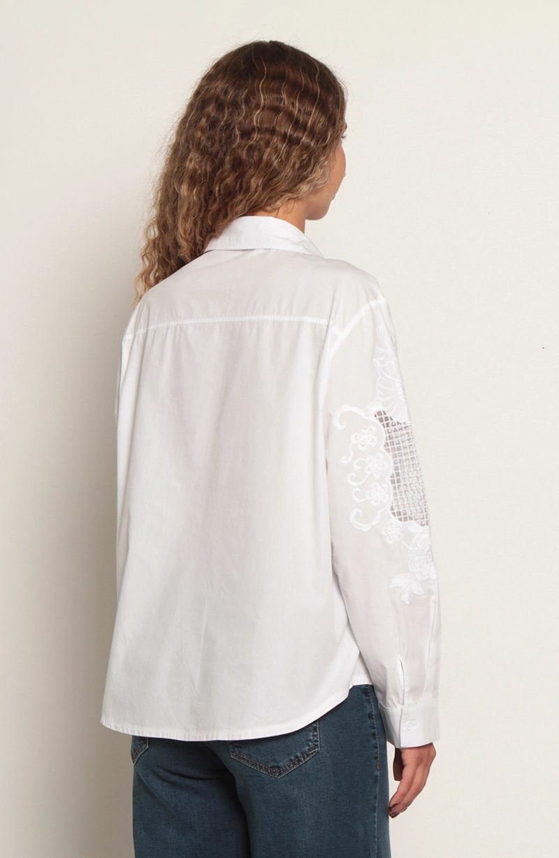 BLUSA MANGA LARGA CON APLICACION DE ENCAJE ABOTONADA - 5