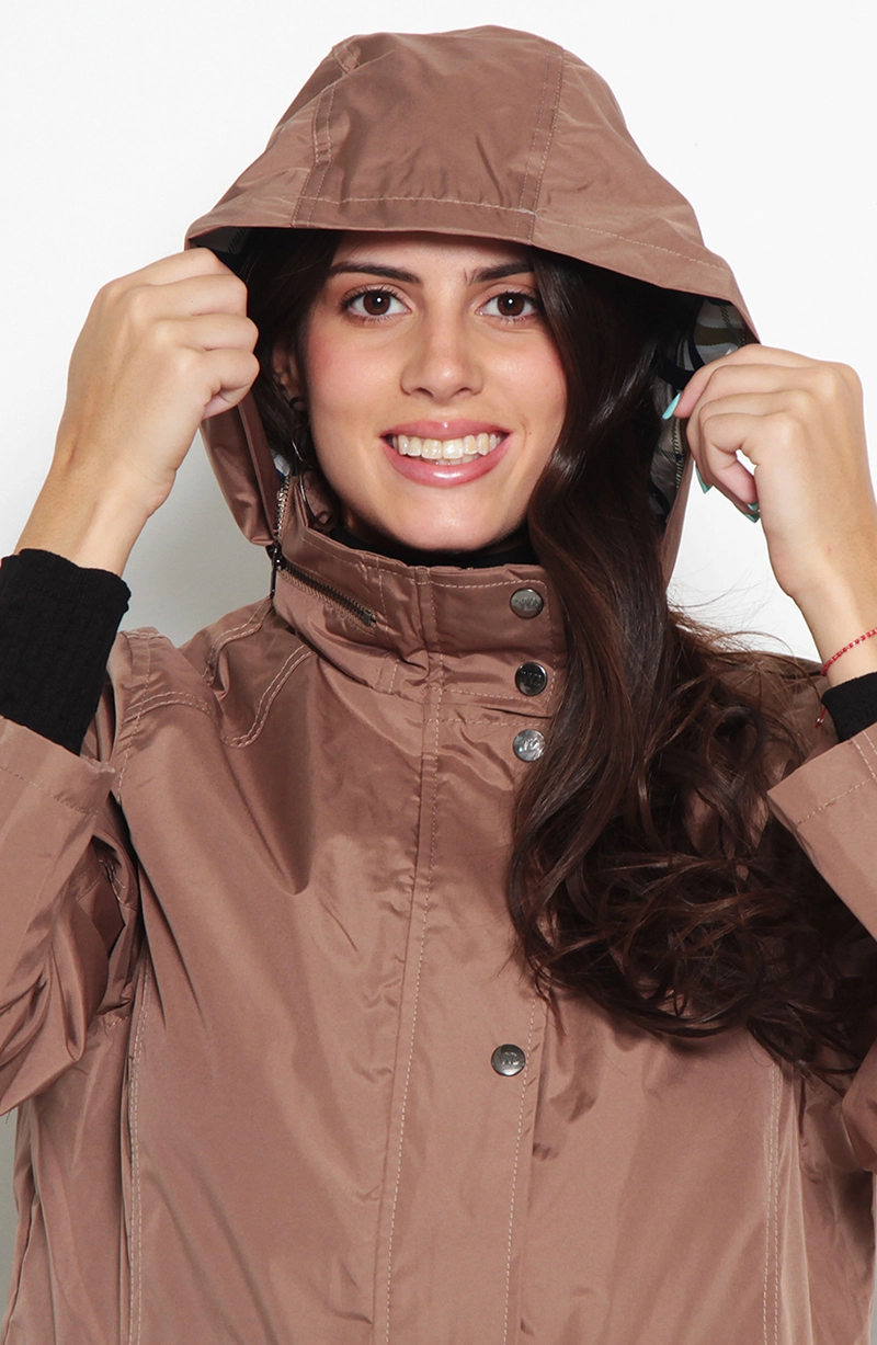 CHAQUETA IMPERMEABLE CON CAPUCHA NO DESMONTABLE CON FORRO - 4