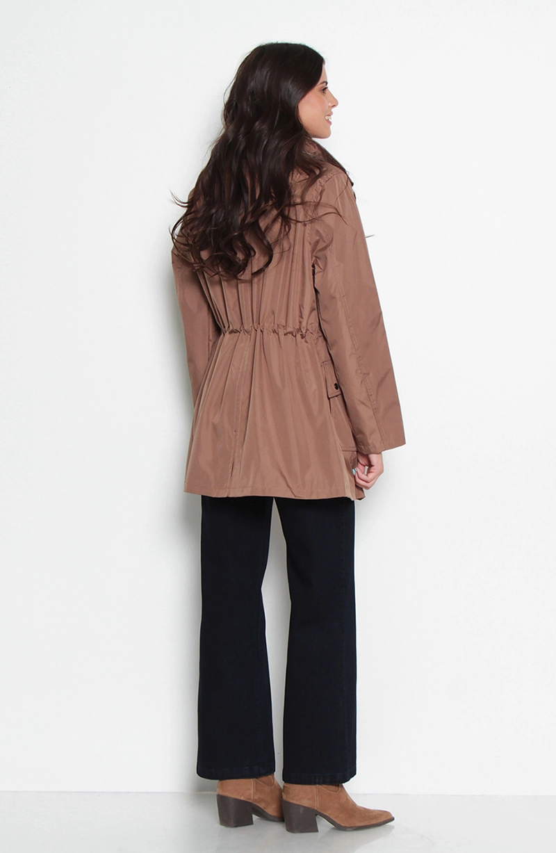 CHAQUETA IMPERMEABLE CON CAPUCHA NO DESMONTABLE CON FORRO - 8