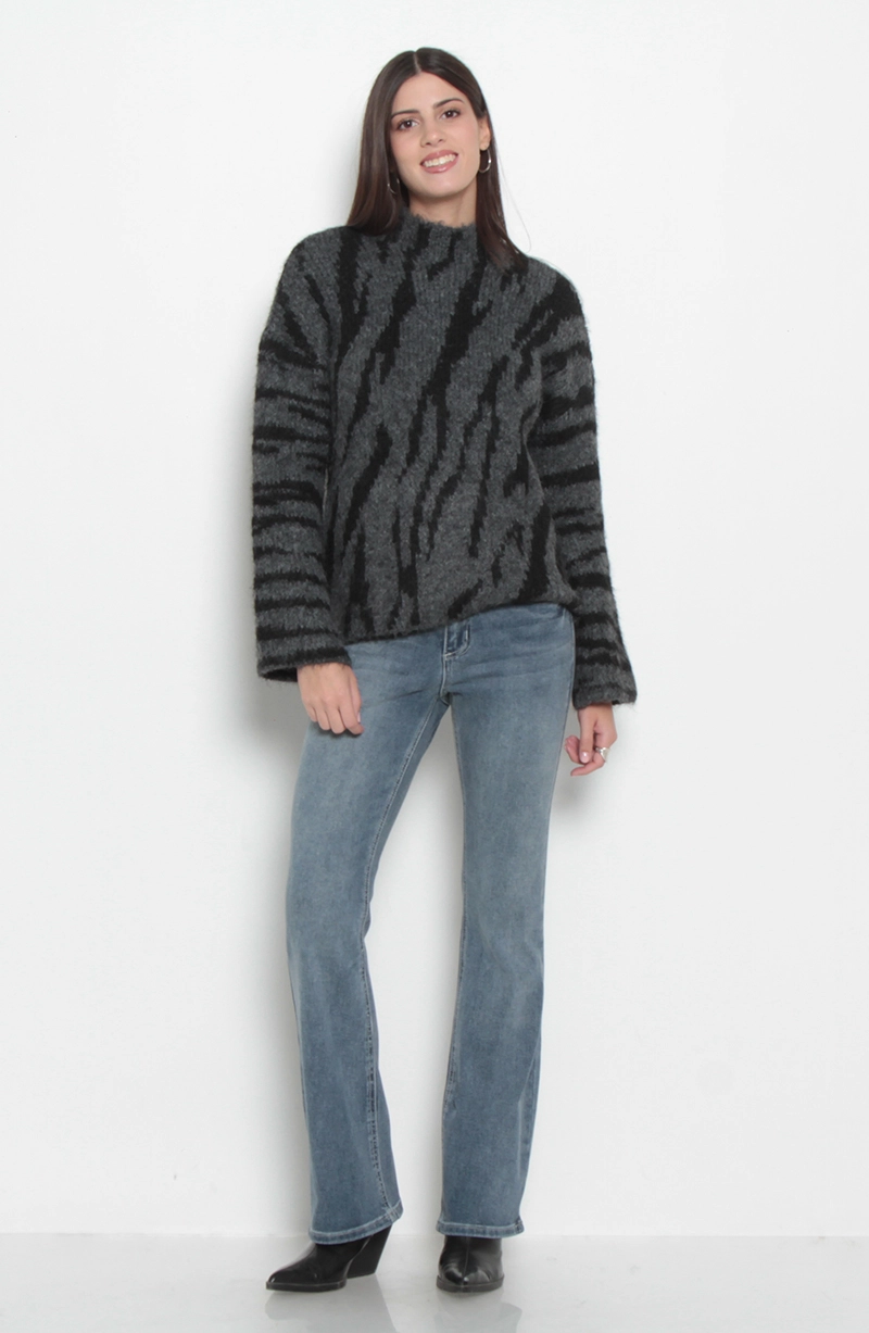 SWEATER ANIMAL PRINT MANGA LARGA  CUELLO ALTO - 3