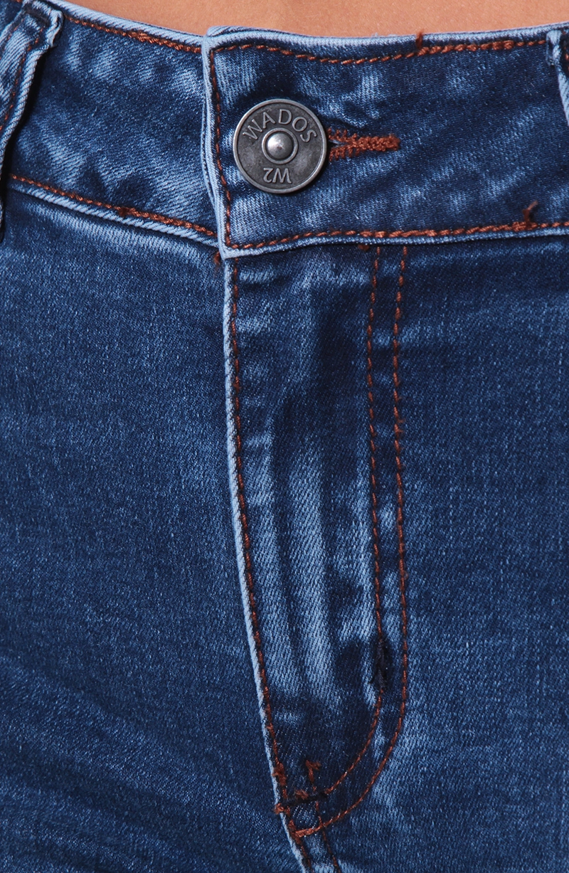 JEANS PUSH UP RECTO TIRO MEDIO PRETINA BASICA UN BOTON - 2