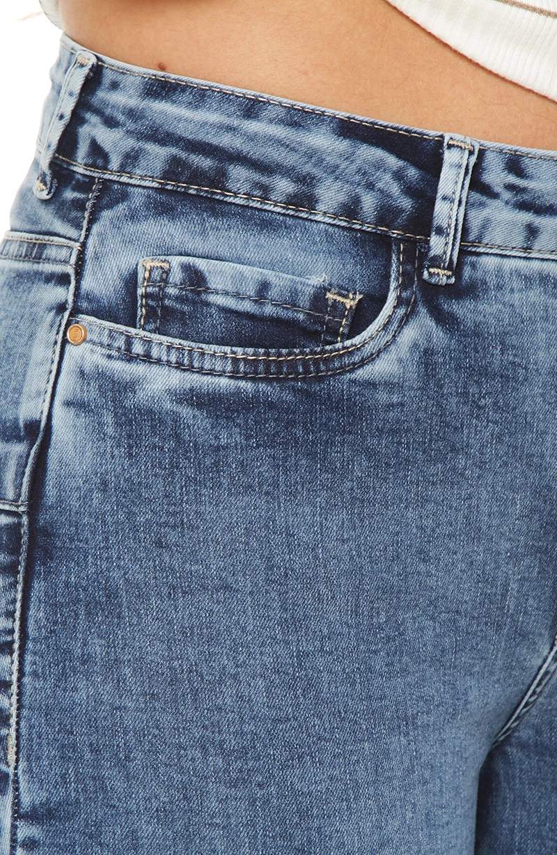 JEANS MUJER FLARE TIRO ALTO PRETINA BASICA UN BOTON PUSH UP - 2