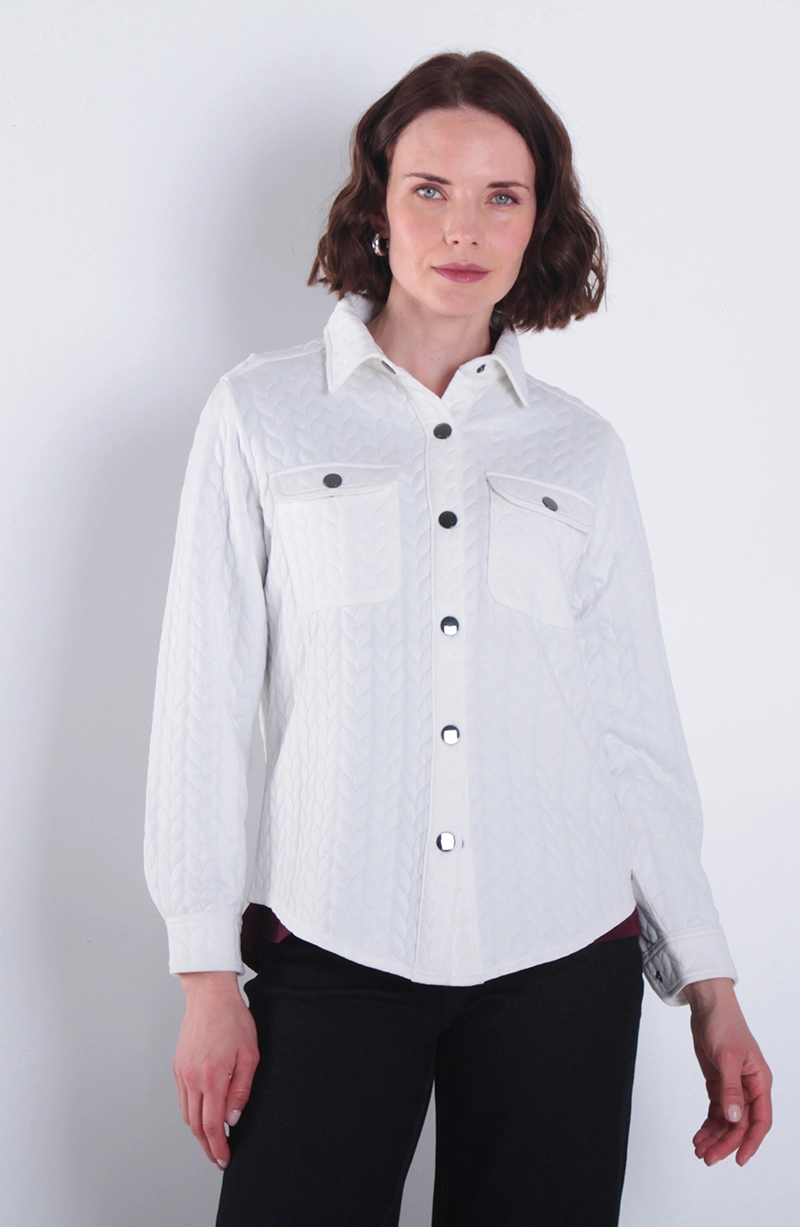 BLUSA ABOTONADA EN DELANTERO CON BOLSILLO Y TAPETA - 1