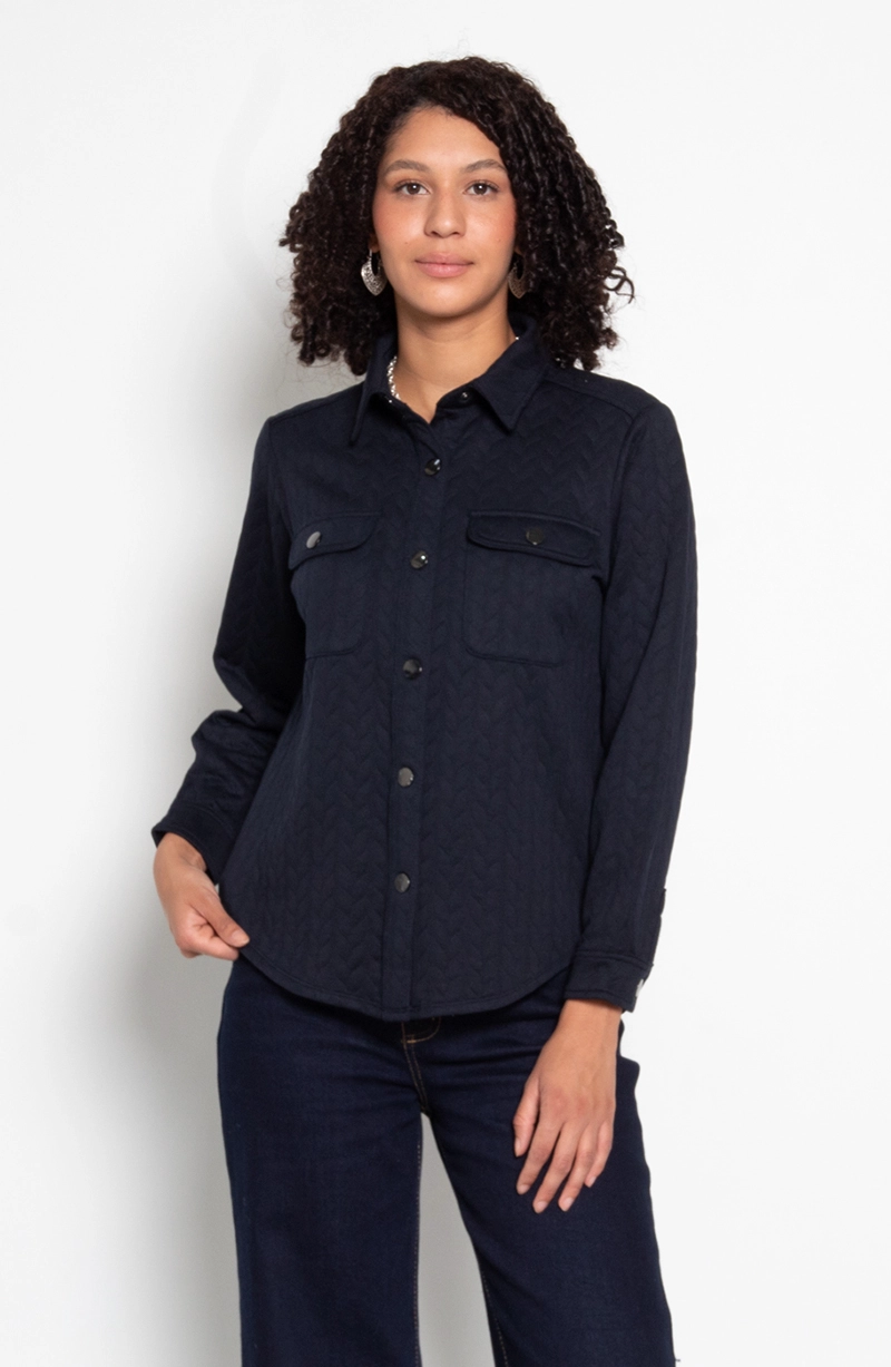 BLUSA ABOTONADA EN DELANTERO CON BOLSILLO Y TAPETA - 1