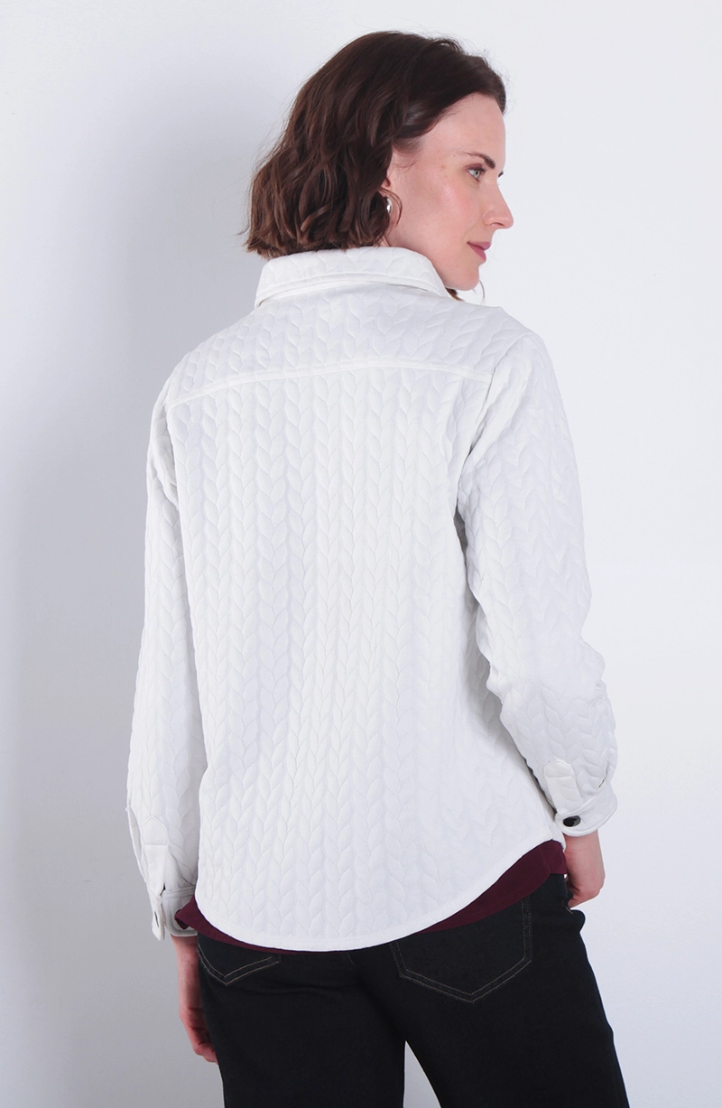 BLUSA ABOTONADA EN DELANTERO CON BOLSILLO Y TAPETA - 4