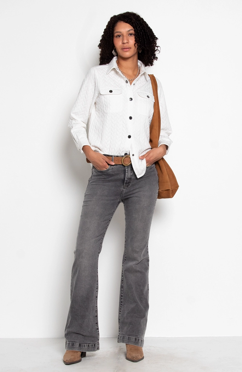 BLUSA ABOTONADA EN DELANTERO CON BOLSILLO Y TAPETA - 5