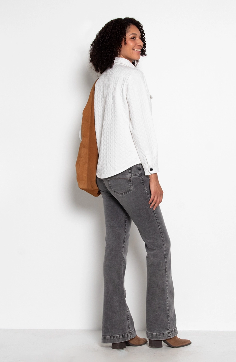 BLUSA ABOTONADA EN DELANTERO CON BOLSILLO Y TAPETA - 6