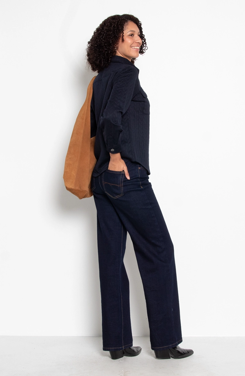 BLUSA ABOTONADA EN DELANTERO CON BOLSILLO Y TAPETA - 6