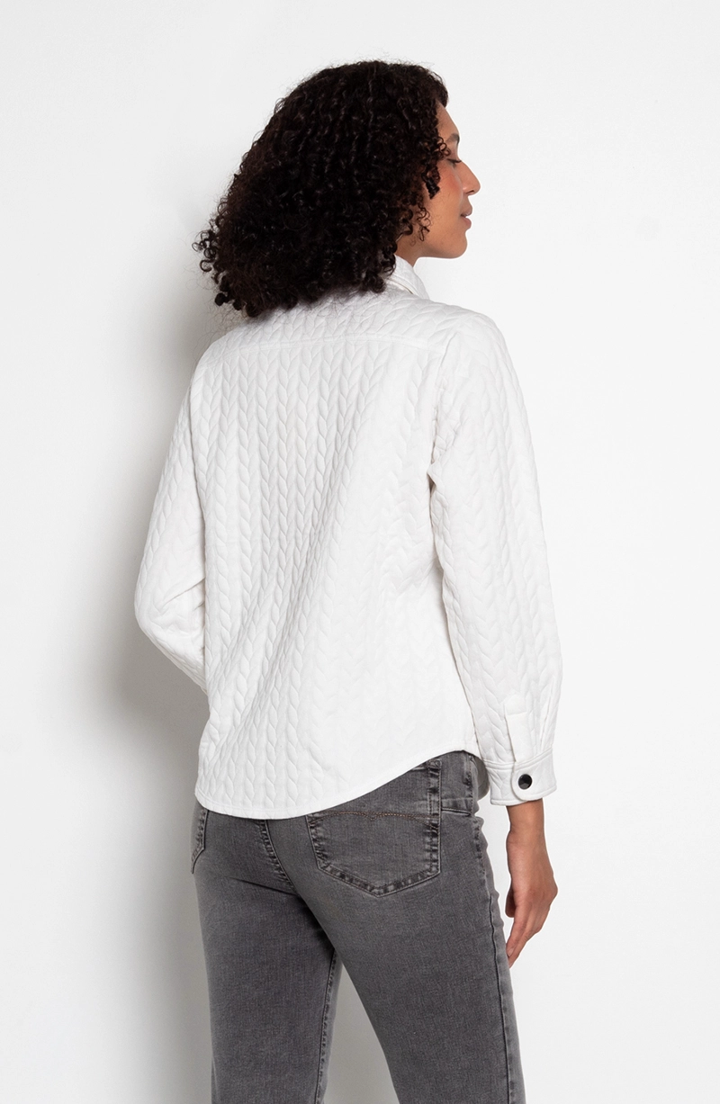 BLUSA ABOTONADA EN DELANTERO CON BOLSILLO Y TAPETA - 7