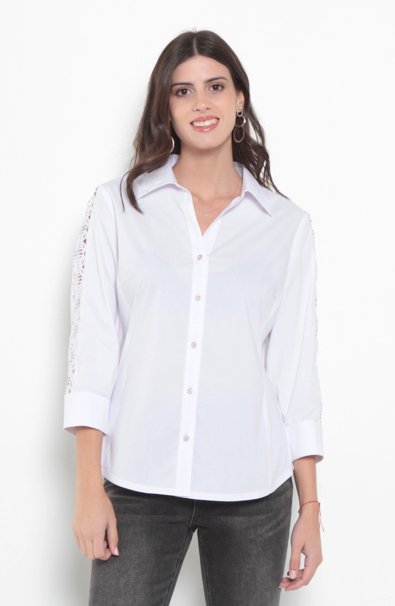 BLUSA MANGA 3/4 ABOTONADA EN DELANTERO ESCOTE V CON CUELLO - 1