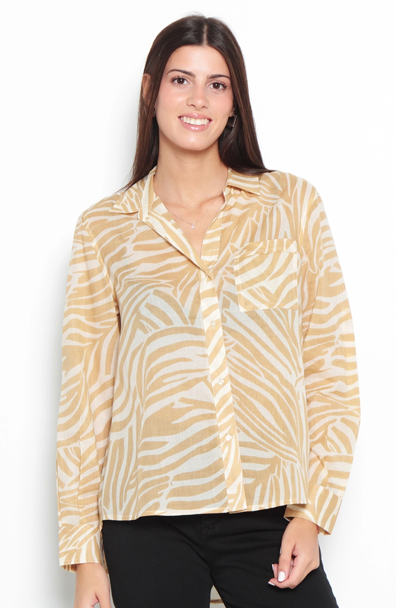 BLUSA ESTAMPADA MANGA LARGA ABOTONADA  DELANTERO Y BOLSILLO - 1