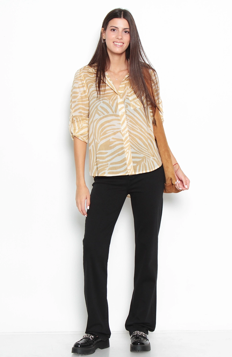 BLUSA ESTAMPADA MANGA LARGA ABOTONADA  DELANTERO Y BOLSILLO - 5