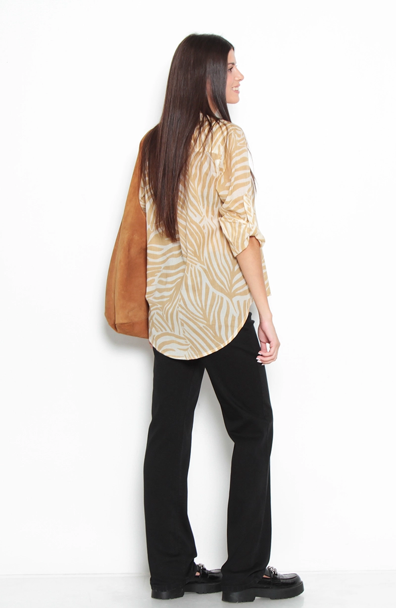 BLUSA ESTAMPADA MANGA LARGA ABOTONADA  DELANTERO Y BOLSILLO - 6