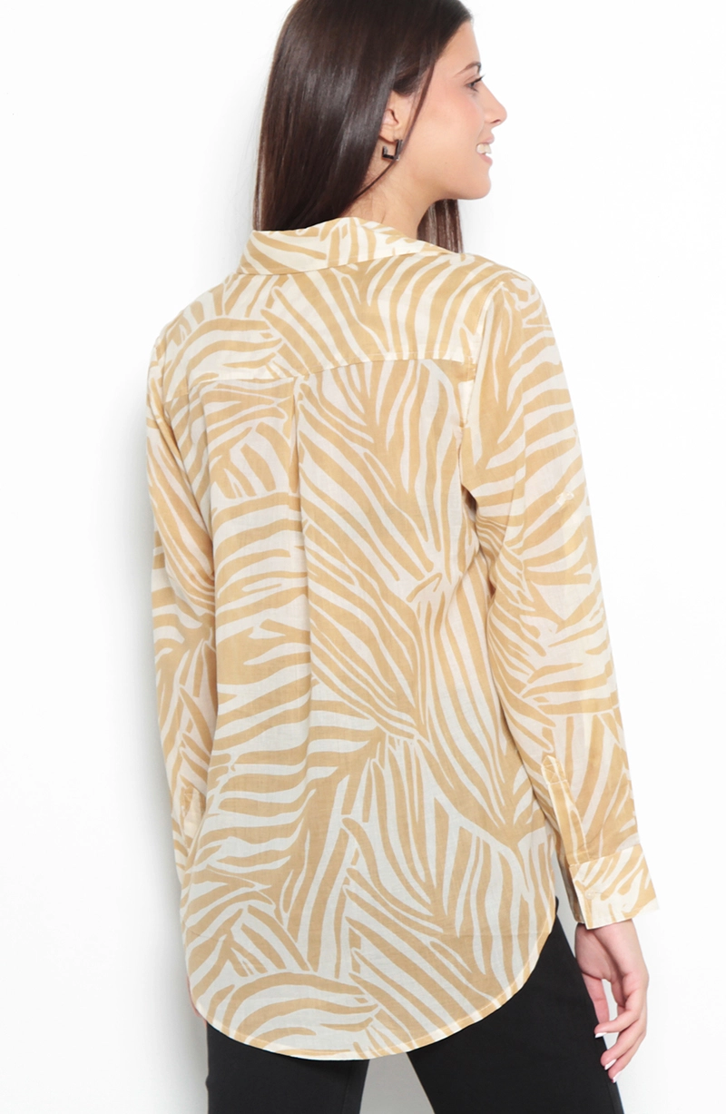 BLUSA ESTAMPADA MANGA LARGA ABOTONADA  DELANTERO Y BOLSILLO - 7
