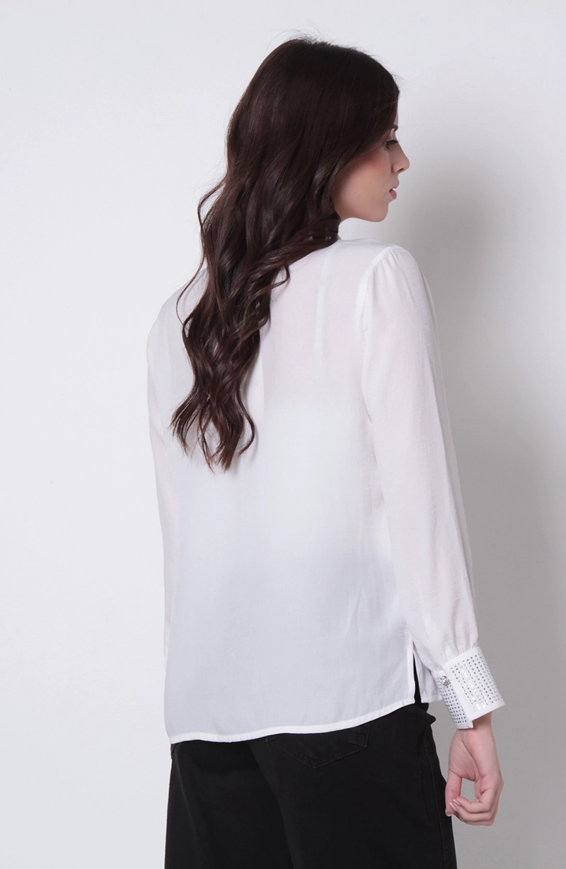 BLUSA MANGA LARGA ABOTONADA EN DELANTERO CON APLICACION - 7