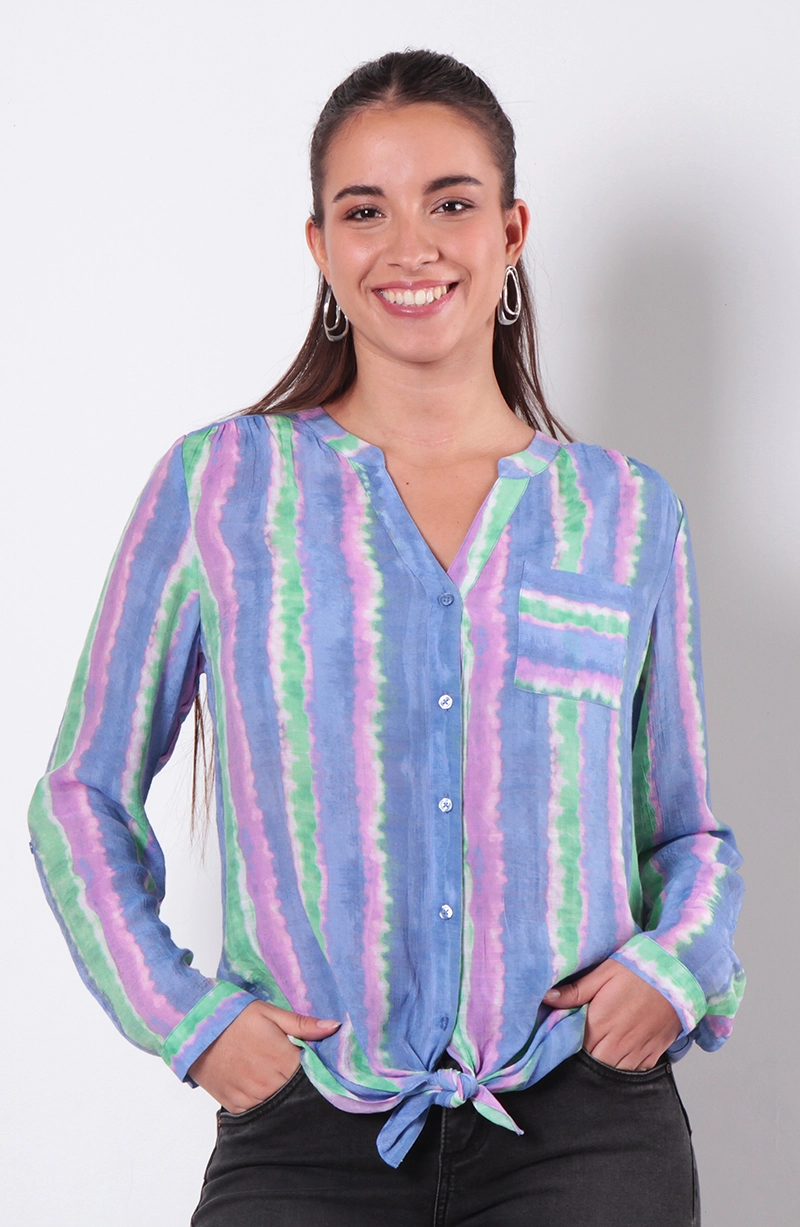 BLUSA MANGA LARGA LISTADA ABOTONADA EN DELANTERO Y BOLSILLO - 1