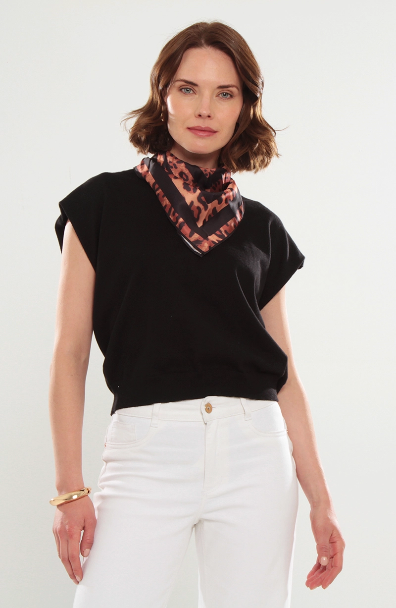 POLERA MANGA CORTA ESCOTE V CON BANDANA - 1